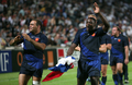 勝利を喜ぶフランスのラファエル・イバネス（%%Raphael Ibanez%%、左）とヤニック・ニャンガ（%%Yannick Nyanga%%）。(c)AFP/PASCAL GUYOT