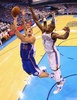 13-14NBAプレーオフ・ウエスタンカンファレンス準決勝（7回戦制）、オクラホマシティ・サンダー（Oklahoma City Thunder）対ロサンゼルス・クリッパーズ（Los Angeles Clippers）第2戦。オクラホマシティ・サンダーのセルジ・イバカ（Serge Ibaka、右）をかわしてシュートを狙うロサンゼルス・クリッパーズのブレイク・グリフィン（Blake Griffin、2014年5月7日撮影）。(c)AFP/Getty Images/Ronald Martinez