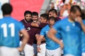 ラグビーW杯日本大会・プールD、ジョージア対ウルグアイ。チームメートからトライを祝福されるジョージアのジャバ・ブレグバゼ（中央、2019年9月29日撮影）。(c)CHARLY TRIBALLEAU / AFP