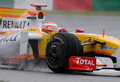 09F1第15戦日本GP（%%Japanese Grand Prix 2009%%）フリー走行2回目。5周を走行し7番手となるベストラップ1分48秒693を記録したルノー（%%Renault%%）のフェルナンド・アロンソ（%%Fernando Alonso%%）。（2009年10月2日撮影）(c)AFP/TOSHIFUMI KITAMURA