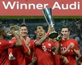 サッカー親善試合、アウディ杯2015、バイエルン・ミュンヘン対レアル・マドリード。チームメートと優勝を喜ぶバイエルン・ミュンヘンのアルトゥーロ・ビダル（中央、2015年8月5日撮影）。(c)AFP/CHRISTOF STACHE