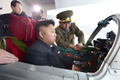 空軍と防空軍を視察する金正恩朝鮮労働党委員長。朝鮮中央通信配信（2014年5月14日配信、撮影日不明）。(c)AFP PHOTO / KCNA VIA KNS