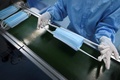 中国・北京の医療品メーカーでのマスク製造作業の様子（2020年4月24日撮影、資料写真）。(c)WANG ZHAO / AFP
