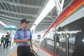 福州南駅で出発前の検査をするスマート復興号の整備士（2023年9月4日撮影）。(c)Xinhua News