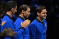 男子テニスの欧州チームとワールドチームの対抗戦、レーバー・カップ初日。コートに入場し、拍手を受ける欧州チームのロジャー・フェデラー（右、2022年9月23日撮影）。(c)Glyn KIRK / AFP