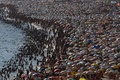 ブラジル・リオデジャネイロ（Rio de Janeiro）で、暑さをしのごうとイパネマ（Ipanema）ビーチに詰めかけた人々（2014年1月4日撮影）。(c)AFP/YASUYOSHI CHIBA