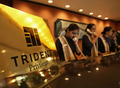 ムンバイ（Mumbai）のトライデント・ホテル（Trident Hotel）のフロントで営業再開を目前に控え、電話を取る従業員（2008年12月20日撮影）。(c)AFP/Sajjad Hussain