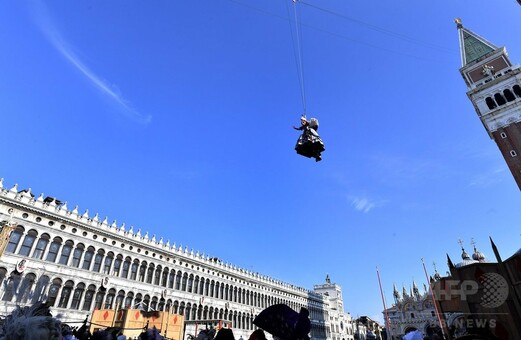 天使の飛行」に2万人、ベネチア伝統のカーニバル 写真14枚 国際