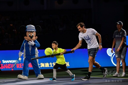 フェデラーがディズニーの人気キャラクターと共演、中国・上海の