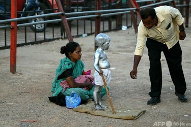 今日の1枚】ボディーペイントの息子と施しを受ける女性 インド 写真3枚 国際ニュース：AFPBB News