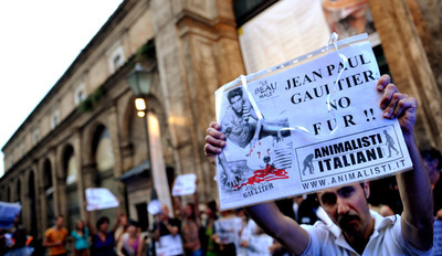 イタリアの動物愛護団体、ゴルチエの毛皮使用に抗議