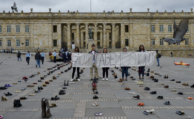 ベネズエラ移民の靴がずらり、外国人排斥に対抗 コロンビア