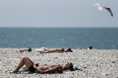 日光浴びずに「日焼け」する塗り薬、10年越しで開発