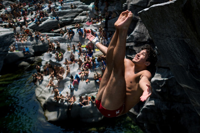 大自然の中でダイブ！ クリフダイビングの国際大会 スイス