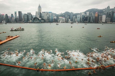 香港の名所を泳いで渡る、ビクトリアハーバー横断水泳大会