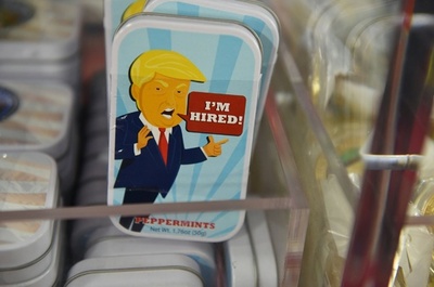 【写真特集】就任式直前、「トランプ・グッズ」であふれる米首都