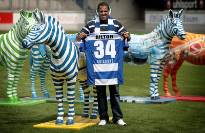 デュイスブルク アイウトンの入団発表を行う