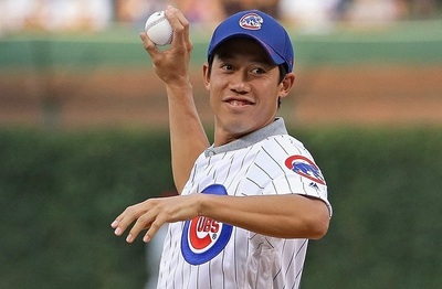 錦織圭が大リーグで始球式、カブスのユニホーム姿で登場