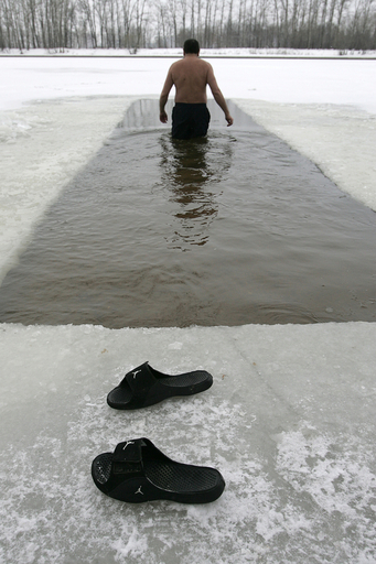 恍惚状態を感じる?　世界各地で人気の「寒中水泳」 - ロシア