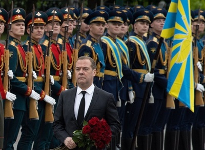 ロシア前大統領、勝利しポーランド国境まで進軍も