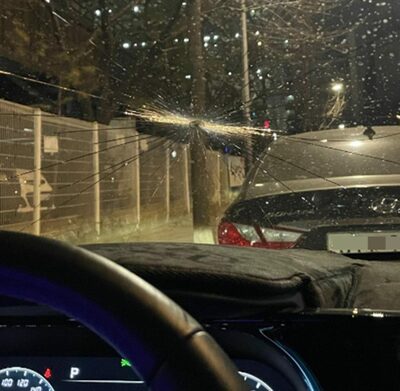 韓国のゴルフ練習場近く、停車中に突然ボールが飛んできた…フロントガラス割る