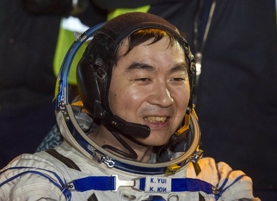油井さんら3宇宙飛行士、無事地球に帰還 珍しい夜間の着陸