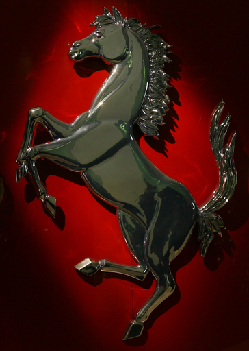 ドイツ14歳少年、パパのフェラーリで疾走 警察が大捜索