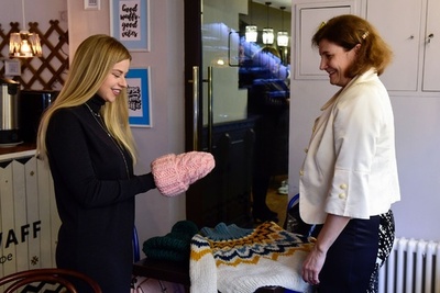 ロシアのおばあちゃんたちがSNS活用、手編み雑貨の販売プロジェクト