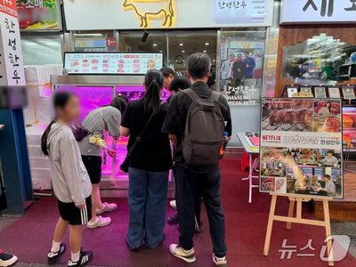 ソウルの精肉市場が外国人観光客に人気…韓牛を選んでその場で味わう体験