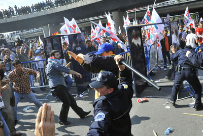 メーデーの集会で参加者と警察が衝突、トルコ