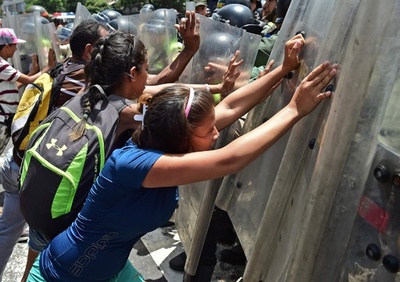 経済危機のベネズエラ、食料不足で抗議デモ相次ぐ