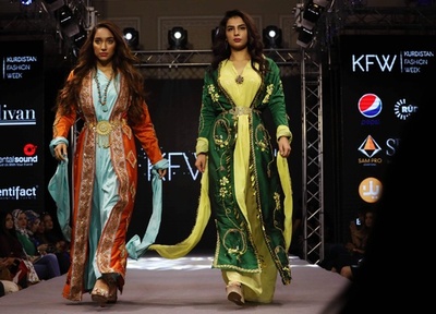クルド人自治区の首都でファッションウィーク、地元デザイナーらが新作
