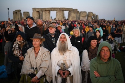 ストーンヘンジで祝う夏至 英