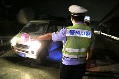 事故処理現場に響くかすれ声「警察の皆さんに感謝〜！」 飲酒運転バレる