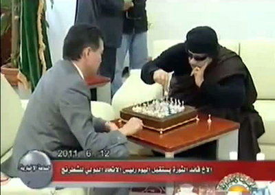 カダフィ大佐「退くべき役職ない」、チェス連盟会長との対戦で