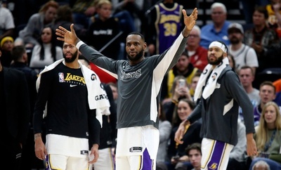 靴下姿でコート入ったレブロン、敬意欠くとの批判に反論