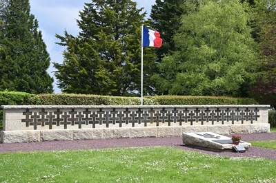 「マクロンは来るな」 ノルマンディー上陸作戦80年式典前に落書き 仏