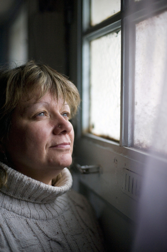 28年間義父に性的暴行受けていた仏女性、「世界に無視されていた」心情を語る