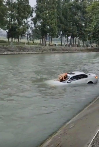 川に落ちた乗用車に意識不明の運転手 男性らが救助成功 中国成都市