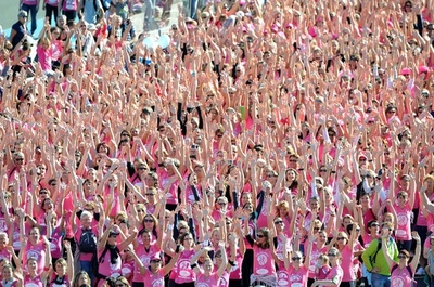 ピンク一色、乳がん啓発マラソン大会 仏
