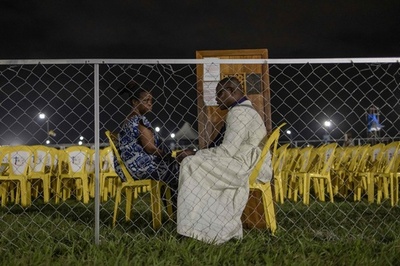 【今日の1枚】ローマ教皇の到着する空港で告解 コンゴ