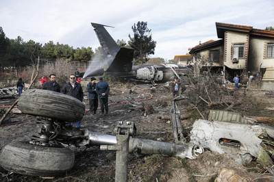 イラン軍輸送機、滑走路外れ建物に衝突・炎上 15人死亡