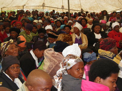 南ア鉱山争議事件に世論反発、労働者270人の「殺人罪」での起訴を一時取り下げ