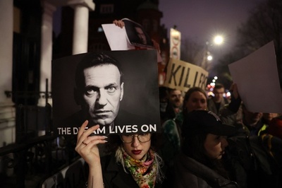 ロシア当局、「秘密裏に埋葬を」と圧力 ナワリヌイ氏母