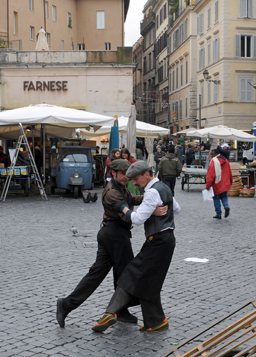 「暇だからタンゴでも踊るか、兄弟」 ローマのカンポ・ディ・フィオーリ広場