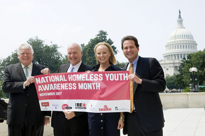 『National Homeless Youth Awareness Month』のプロモーションにジュエル・キルヒャーさんらが登場