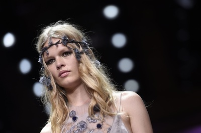 シフォンやレースで見せる柔らかな女性像、「アトリエ ヴェルサーチ」15/16年秋冬オートクチュール