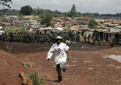 ケニア暴動、英など9か国がデモ隊への不必要な武力行使を控えるよう呼びかける