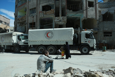 シリア東グータ、反体制派戦闘員の第一陣が退去 食料配布