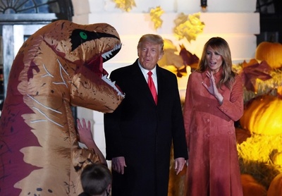 ホワイトハウスでハロウィーン 大統領夫妻が子どもたちと交流